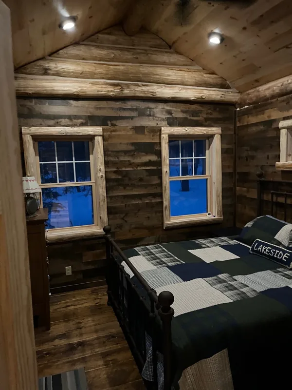 Log wall corner with two trimmed windows